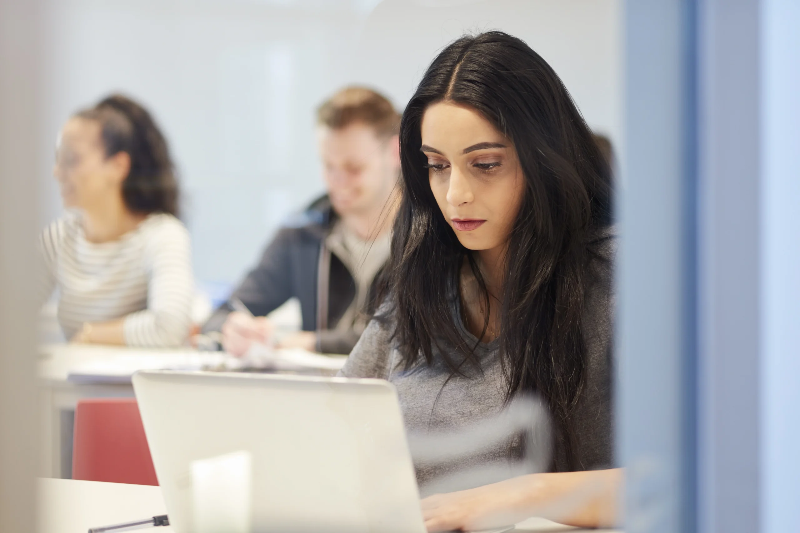 Studierende beim Online-Unterricht
